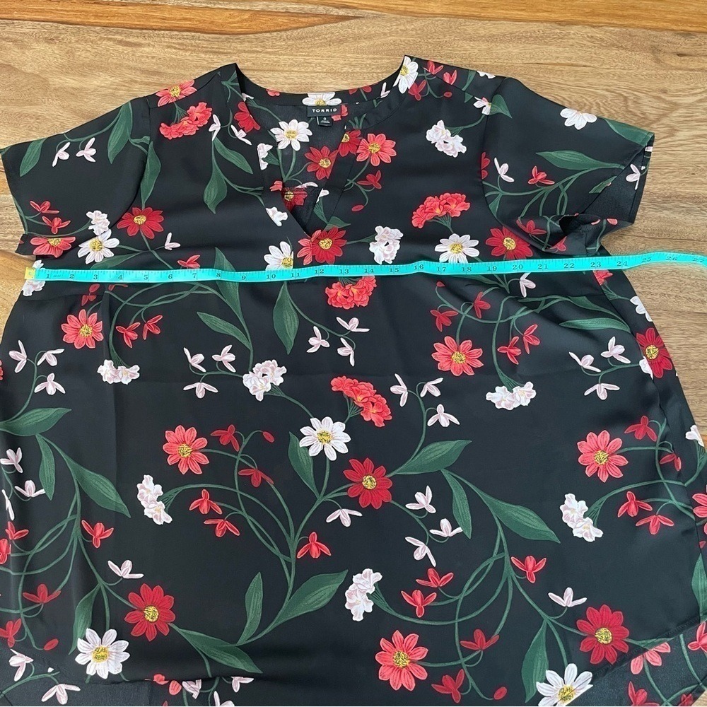 Torrid Floral V-Neck Blouse Size L Black Red White Short Sleeve High-Low Top - Picture 5 of 10